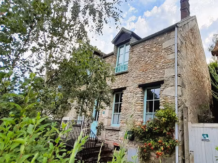 maison 3 chambres avec terrasse privative et jardin partagé.