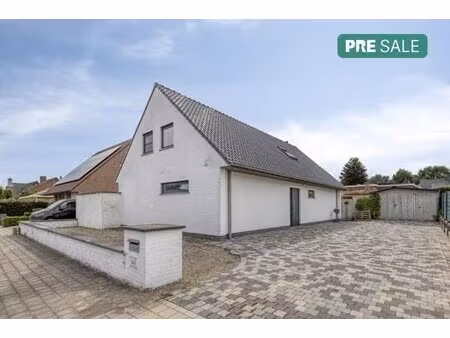 ruime gezinswoning met 5 slaapkamers te oostrozebeke