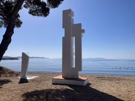 les salins d'hyères au bord de la mer t3 dernier étage avec