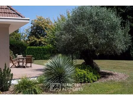 élégante maison familiale rénovée avec jardin arboré et volumes généreux