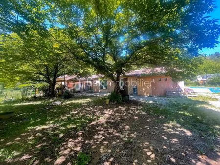 maison de plain-pied avec terrain plat et arboré de 5 587 m²