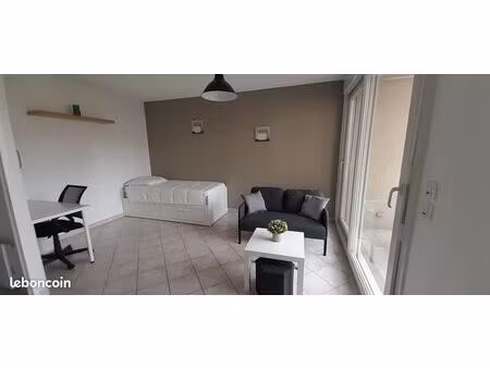 grand studio très lumineux