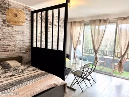studio meublé avec parking privé et balcon