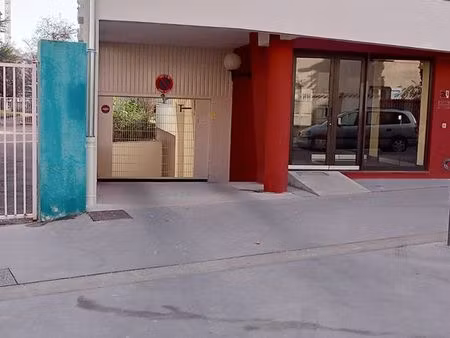 location parking box fermé