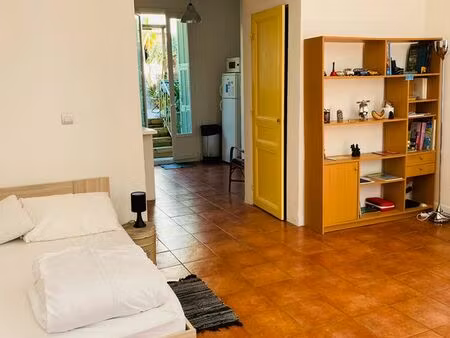 studio meublé 35 m2 + terrasse 15 m2: 850 / mois ( charges + internet compris) bail 9 mois