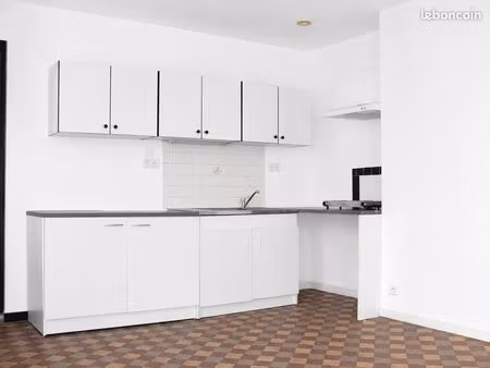 t3 de 41m2 á louer/segré centre