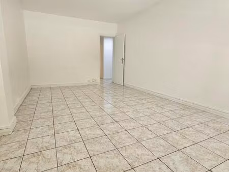 rue la pérouse - grand studio en bel état