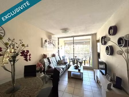 idéalement situé à proximité immédiate des commerces et de la plage