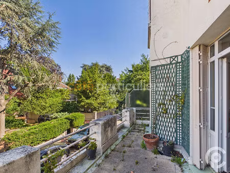 proche gare  grand 2 pièces avec terrasse