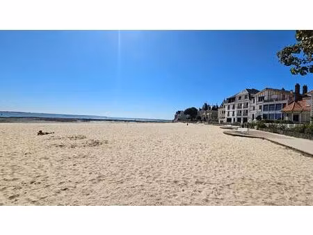 moins de 50 mètres de la plage  proche commerces