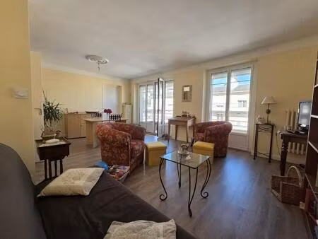 bel appartement lumineux au calme avec balcon  jardin  caves et garage à proximité des com