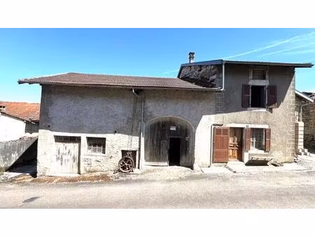 ancien corps de ferme en pierre à rénover ? fort potentiel au coeur du jura