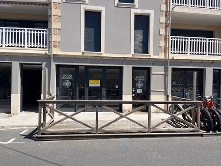 lacanau  salon de thé d'environ 60 m²