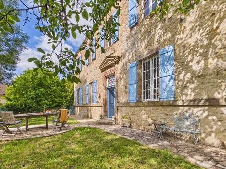 école restaurée du quercy à couper le souffle près de najac  avec gîte spacieux et piscine
