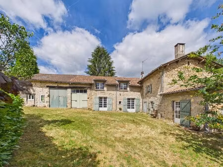 maison en pierre avec maison d'amis indépendante dans un hameau paisible