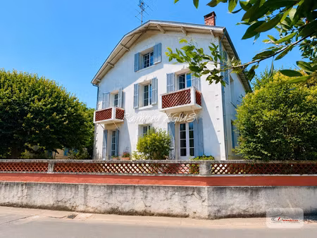 élégante maison familiale au bord de la rivière  avec piscin