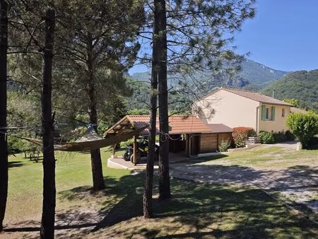 villa avec piscine  vue panoramique sur les montagnes et le château de puilaurens