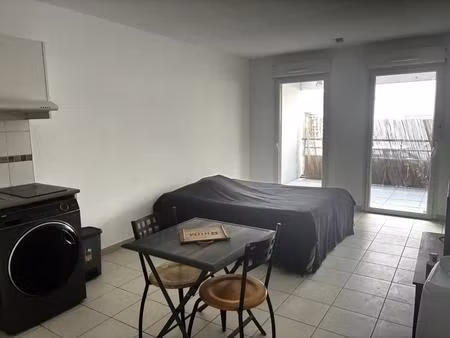 studio avec extérieur + place de parking