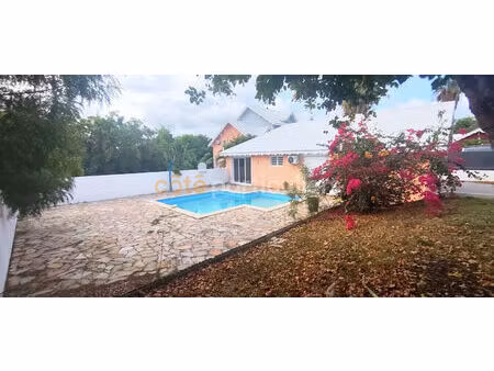 villa saint-françois 4 pièces (112 6m2) avec piscine et jardin clôturé  citerne