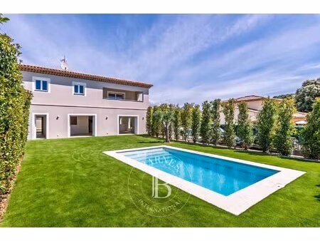 grasse - villa rénovée au calme dans une impasse à proximité immédiate des commerces
