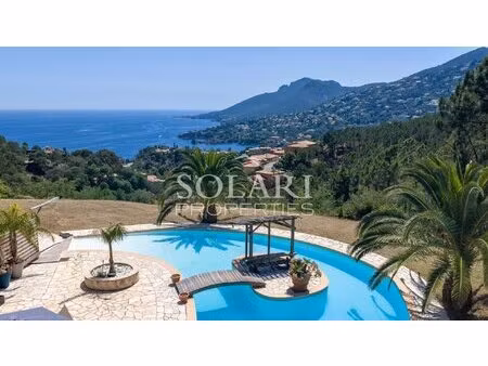 propriété avec vue mer panoramique et piscine