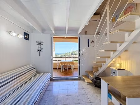 mazet t3 vue mer rénové dans résidence calme avec piscine à vendre à cavalaire sur mer -..