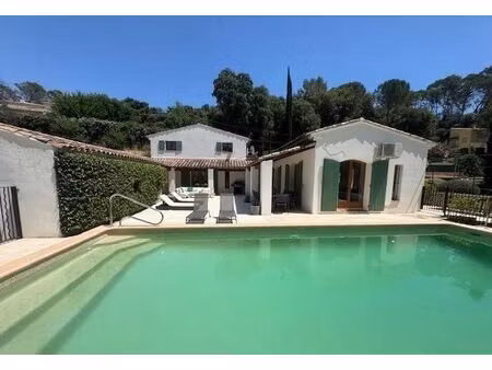 villa très lumineuse et spacieuse avec magnifique espace piscine!