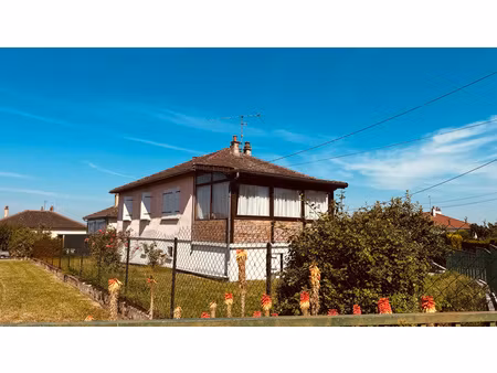 pavillon indépendant avec véranda   garage et jardin clos à avallon au prix de 162 000 € f