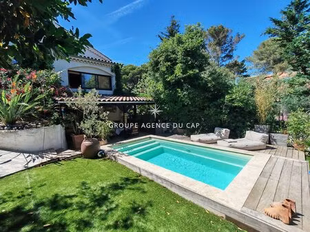 a vendre villa 168m² 5 chambres en suite appartement independant et communiquant piscine..