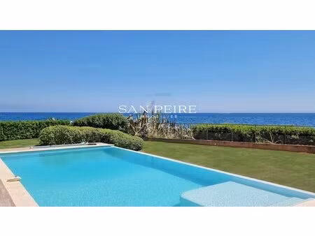 les issambres  villa pied dans l'eau avec piscine