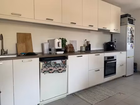 location appartement 3 pièces 65 m² à châteauneuf-le-rouge (13790)