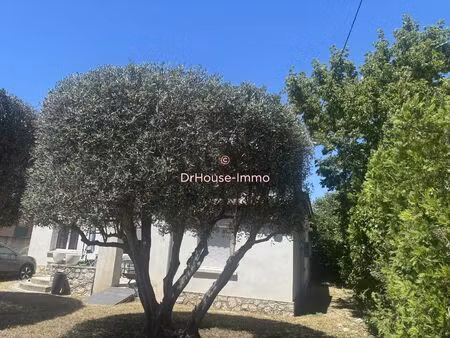 maison de plein pied de 106 m2 sur un terrain plat de 663 m2 avev garage de 32 m2 et combl