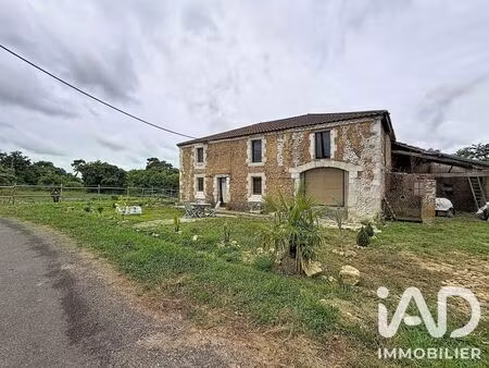 maison traditionnelle à bats (40320)