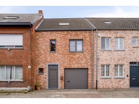 hedendaagse woning met patioterras