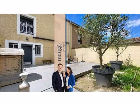 maison - chambres - mezzanine - terrasse - garage - places de stationnement - au cœur du v