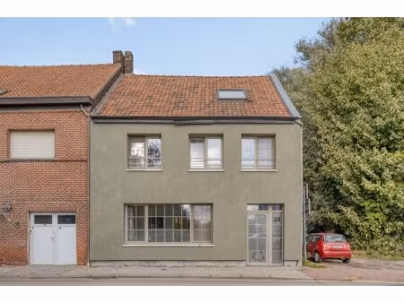 ruime halfopen bebouwing op een strategische locatie.