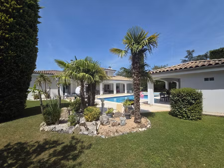 villa d'architecte de 240m2 sur un terrain de 1500m2 avec pi