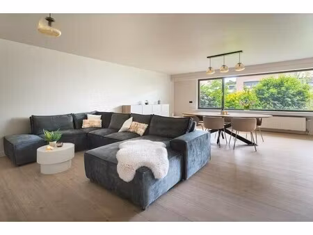 ruim  gerenoveerd gelijkvloersappartement met garagebox!