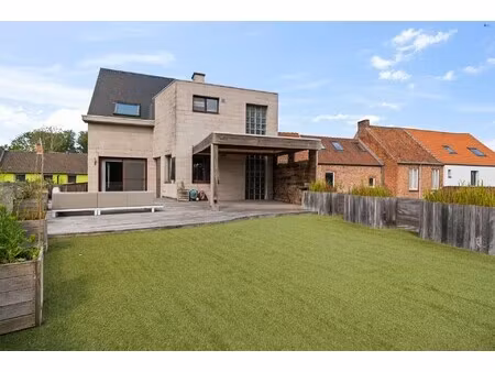 zeer ruim duplex appartement met groot terras  beroepsruimte en garage van 70m²