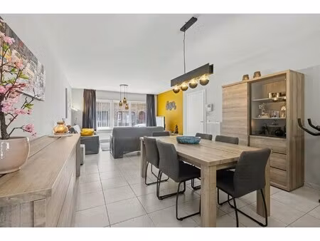 instapklaar gelijkvloers appartement met twee slaapkamers en autostaanplaats (96 m2)
