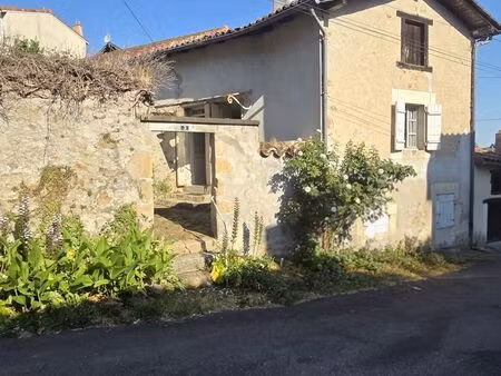 maison de ville à chabanais (16150)