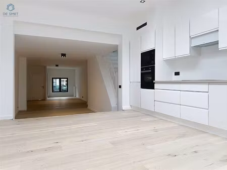 prachtig gerenoveerde herenwoning met 5 slpks  2 badkamers en tuin in het hart van geraard