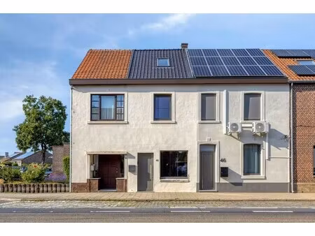 gerenoveerde stadswoning met 2 slaapkamers  gezellige koer en ruime garagebox op wandelafs