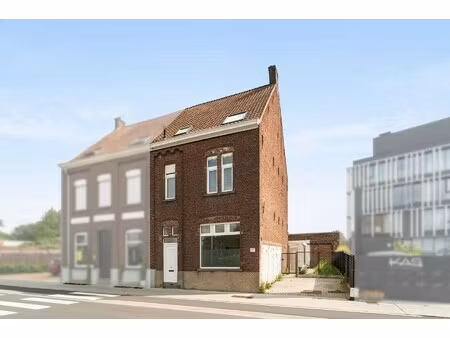 verrassend ruime grotendeels al gerenoveerde woning  4 slpks