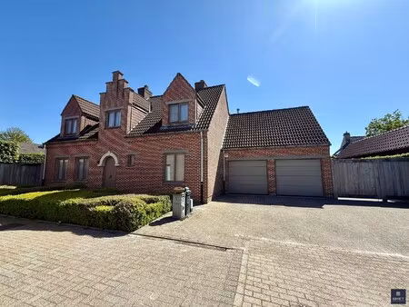 mooie villa met 3 slpks en dub. gar. op topligging