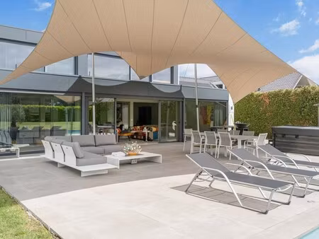 exclusieve recente villa met verwarmd zwembad  vier garages en inclusief bouwgrond van 10a