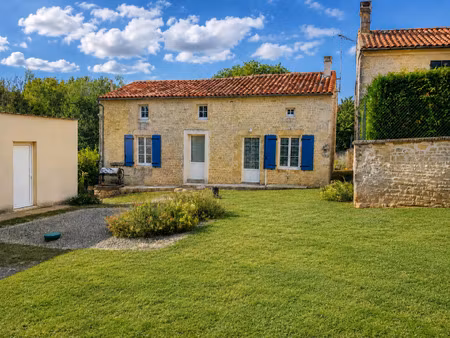 maison en pierre avec jardin et garage