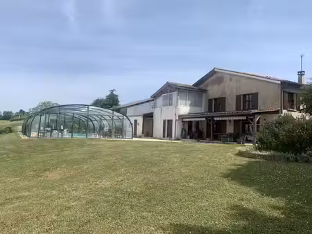 maison de 5 chambres  piscine et plus de 11 hectares