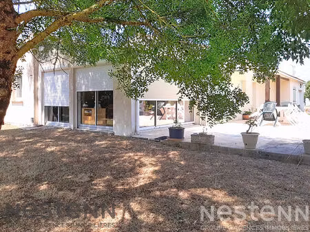 a vendre  maison de plain-pied à saujon 137m²  8 pièces  sur un terrain d'environ 3900m²