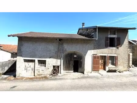 ancien corps de ferme en pierre à rénover ? fort potentiel au coeur du jura